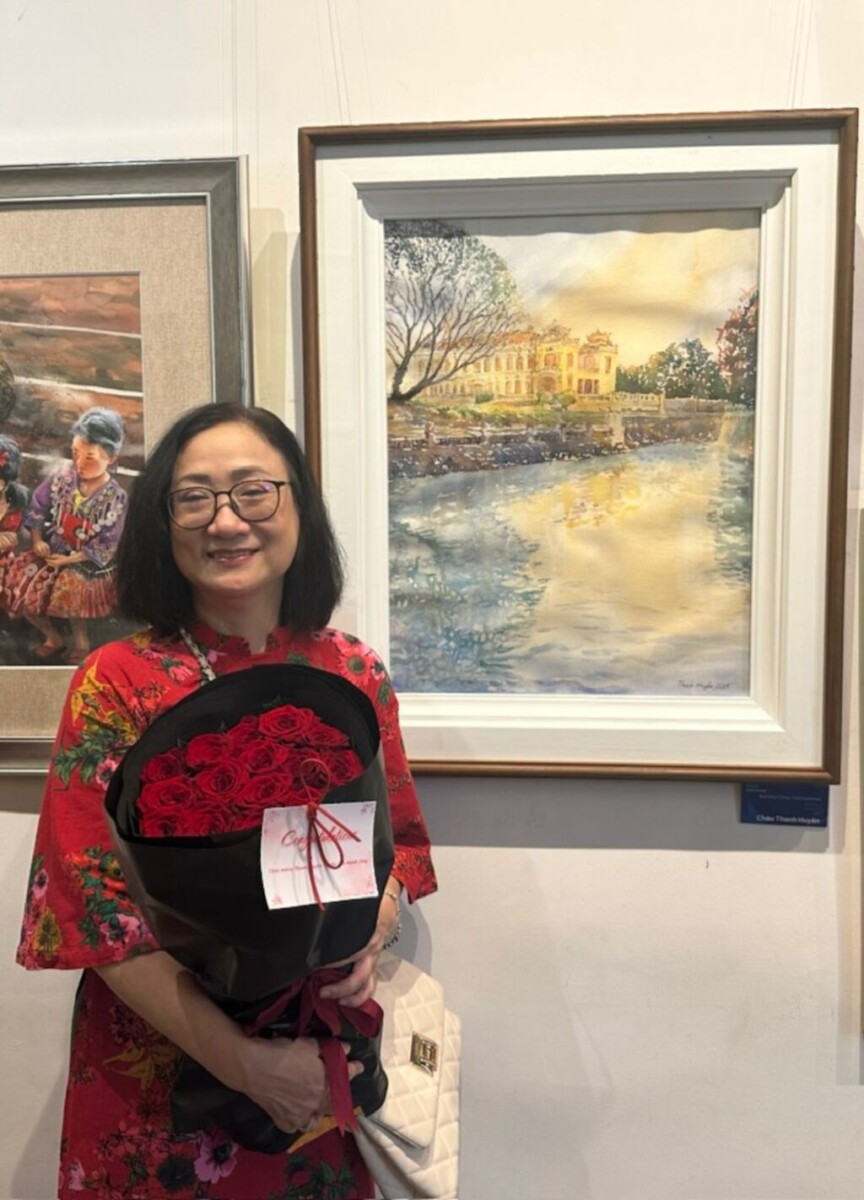 Thanh Huyền devant ses œuvres au Musée des beaux-arts de Hô Chi Minh-Ville. Photo : TH/CVN